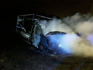 Noční požár ve Vratislavicích. Dodávka zcela shořela