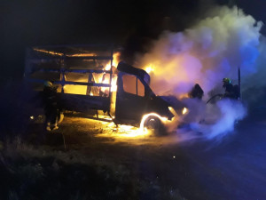 Noční požár ve Vratislavicích. Dodávka zcela shořela