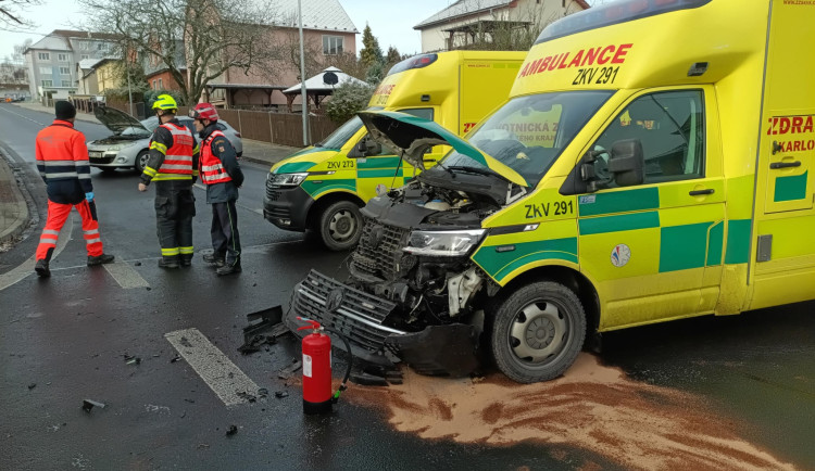 FOTO: Sanita v Chebu odmrštila auto na chodník, lehce zraněno je 6 lidí včetně 4 dětí