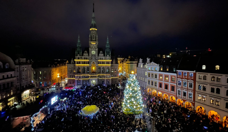 Liberecký vánoční strom už svítí. Trhy odstartují ve středu