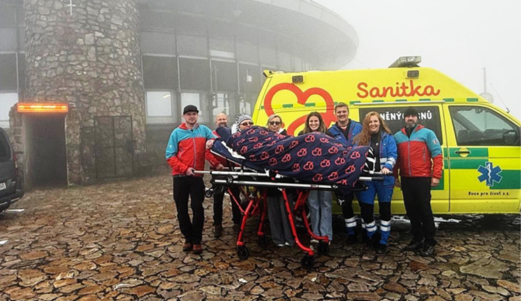 Sanitka splněných snů vyrazila na Ještěd. Plnit přání pomáhali těžce nemocnému Milanovi i horští záchranáři