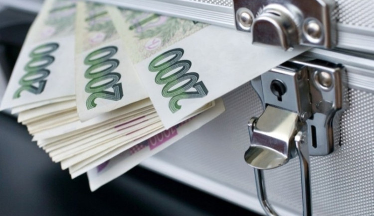 Ostrov chystá investiční projekty na příští rok, pomůže atletům i biatlonistům