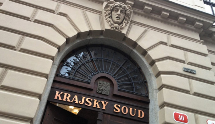 Za týrání a zotročení tří dívek poslal soud mladého muže na deset let do vězení