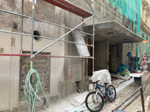 Obnova kina Varšava v Liberci bude delší, fasáda dostane zpět původní omítku