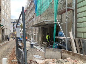 Obnova kina Varšava v Liberci bude delší, fasáda dostane zpět původní omítku