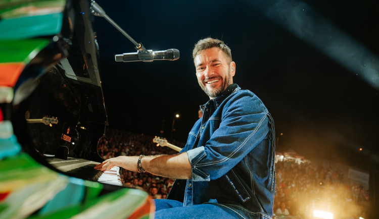 Obrovská radost v malé obci. U vánočního stromečku si s nimi zazpívá Marek Ztracený