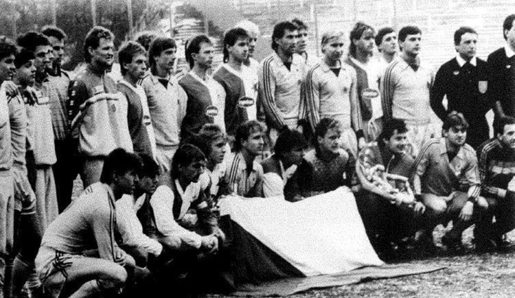 Události listopadu 1989 zasáhly i fotbal. Utkání mezi Slavií a Chebem se nehrálo