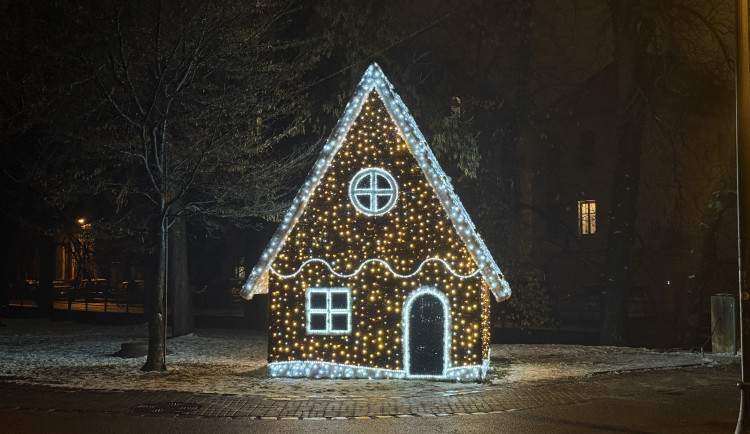 Ulici U Černé věže zdobí vánoční girlandy. Na Sadech vyrostla perníková chaloupka