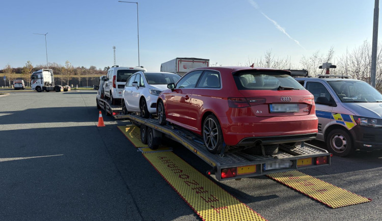 Policisté kontrolovali nákladní dopravu na D11. Rozdali pokuty za tisíce