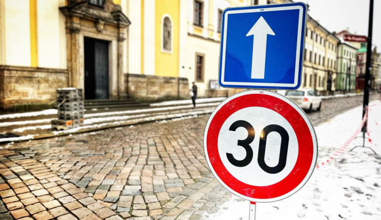 Odtahová služba má v Hradci na náměstí napilno, adventní trhy omezily parkování