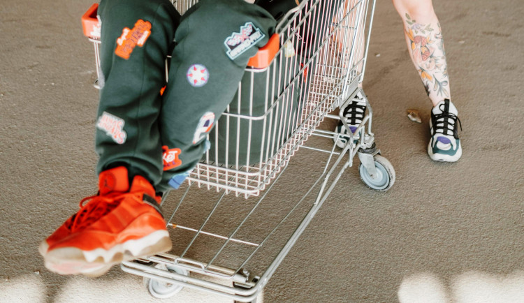 Mladík se opil a kamarád ho po Cityparku vozil ve vozíku. Noc strávil na záchytce