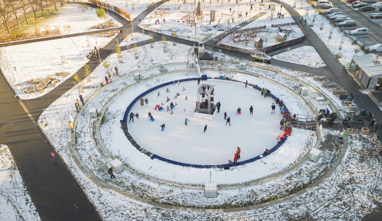 Bruslení ve fontáně nebo na střeše. Podívejte se na přehled veřejných kluzišť v Praze