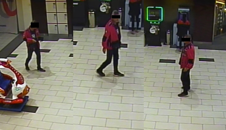 Žena špatně vložila tisíce korun do bankomatu a odešla. Peníze pak někdo ukradl