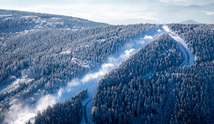 Skiareálu Ještěd startuje novou lyžařskou sezónu, lyžovat se bude od soboty