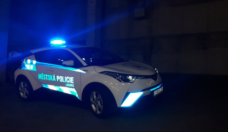 Sklepní zloděj řádil v noci v Uhlířské ulici v Liberci, dopadli ho strážníci