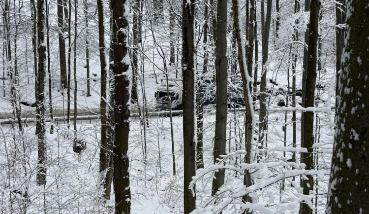 Silnice na Hemrich z Mníšku přes Oldřichovské sedlo stojí, napříč uvízl kamion