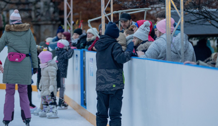 Poprvé v Přerově. Dnes se otevírá kluziště, lidé si mohou zabruslit v parku u Bečvy