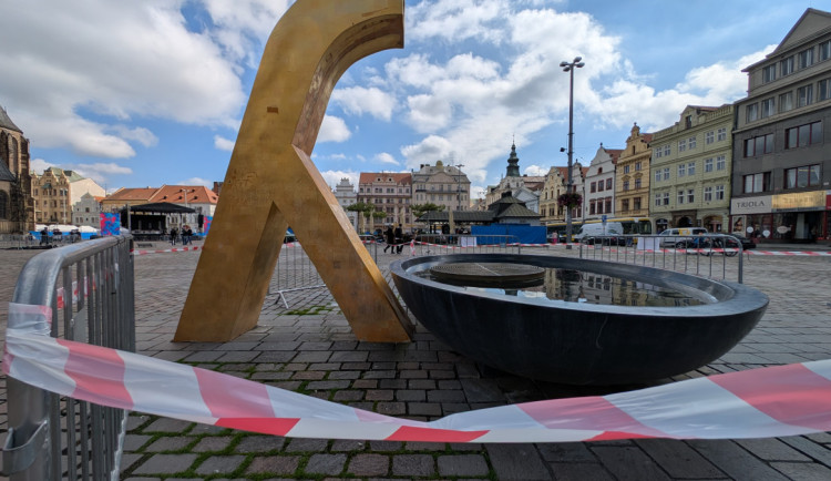 Poničené kašny na náměstí Republiky potřebují opravy. Jaký je postoj politiků?
