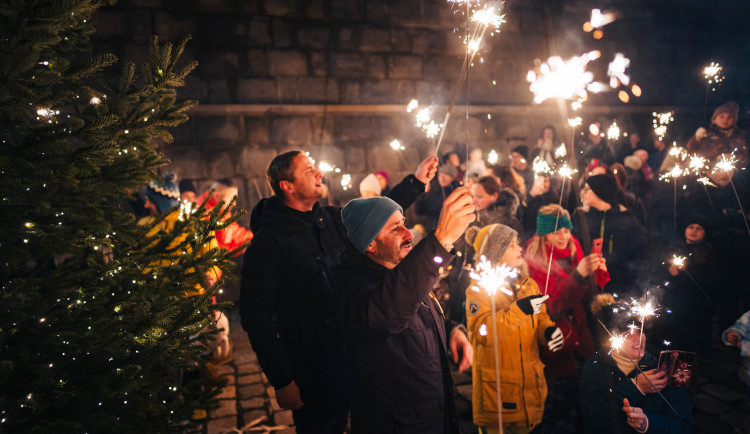 Olomoucká náplavka ožila Vánocemi. Světla, stromečky a řeka vytvořily magickou atmosféru
