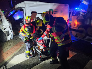 Srážka tramvaje a dodávky ve Vratislavicích. Čtyři zranění, řidiče museli vyprostit