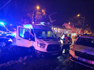 Srážka tramvaje a dodávky ve Vratislavicích. Čtyři zranění, řidiče museli vyprostit