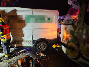 Srážka tramvaje a dodávky ve Vratislavicích. Čtyři zranění, řidiče museli vyprostit