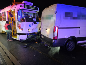 Srážka tramvaje a dodávky ve Vratislavicích. Čtyři zranění, řidiče museli vyprostit