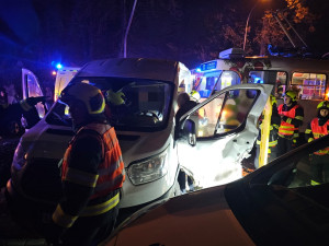 Srážka tramvaje a dodávky ve Vratislavicích. Čtyři zranění, řidiče museli vyprostit