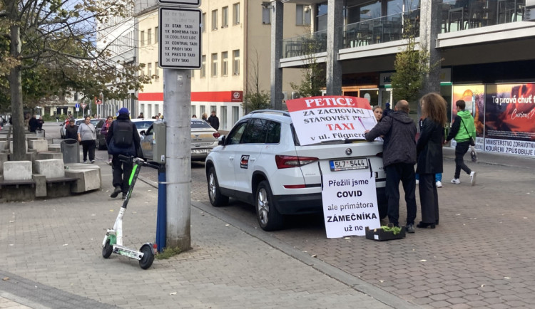Taxikáři s peticí v Liberci neuspěli, přijdou o lukrativní místa v centru města