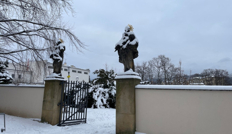 Vandal pod vlivem drog poničil Zahradu vzpomínek. Škody nechalo město odstranit