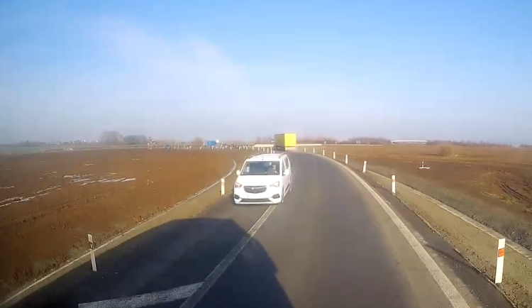 VIDEO: Po kruháči v protisměru. Zmatkující osoba zaskočila šoféry pod D35 u Olomouce
