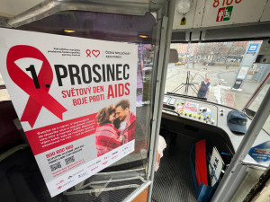 Dopravní podnik znovu vypravil osvětovou tramvaj. Upozorňuje na HIV a další infekce