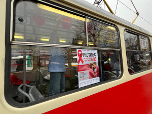 Dopravní podnik znovu vypravil osvětovou tramvaj. Upozorňuje na HIV a další infekce