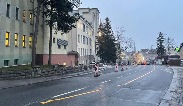 Stavba nové zastávky MHD u liberecké nemocnice má zpoždění.