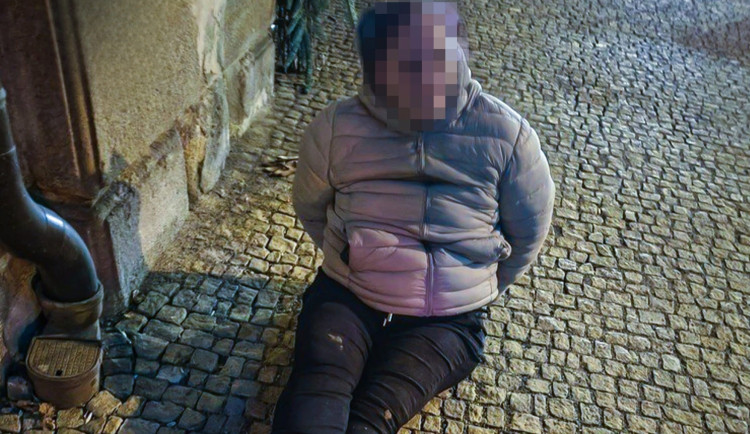 Muž si domů pozval strážníky, aby mu pomohli dostat pryč ženu, kterou tam už nechtěl