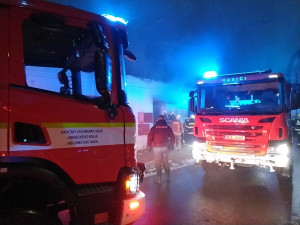 Ranní požár v Rychnově u Jablonce. Hasiči zachránili muže i kočky a psa