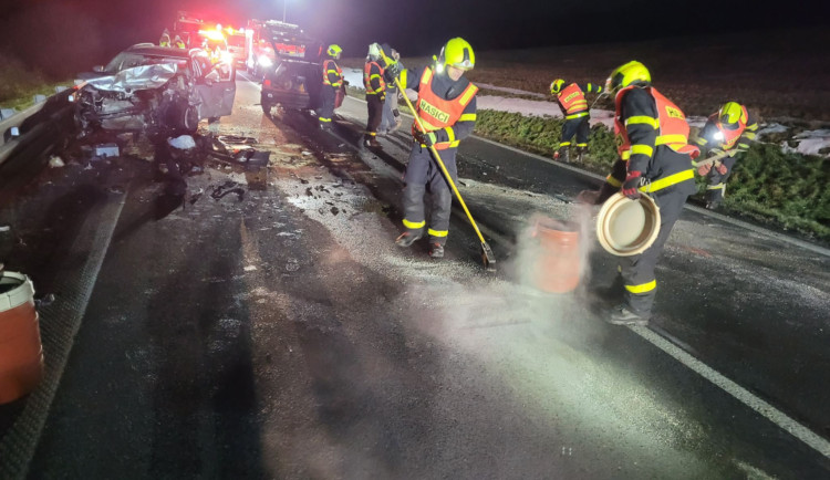 Jeden mrtvý a dva těžce zranění po tragické nehodě na Bruntálsku. Policie hledá svědky