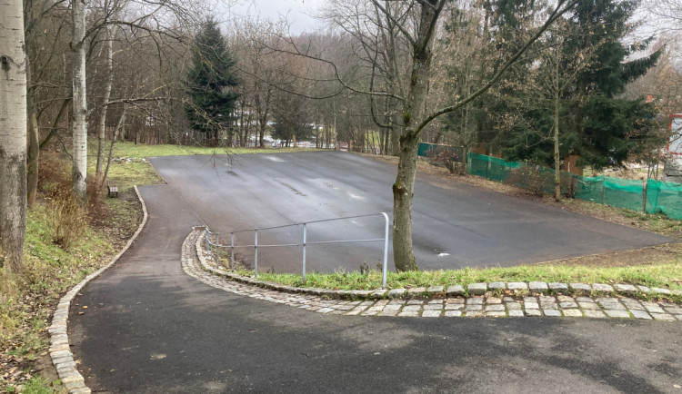 Asfaltové hřiště na Králově Háji čeká proměna. Nadchnout má děti i jejich dozor