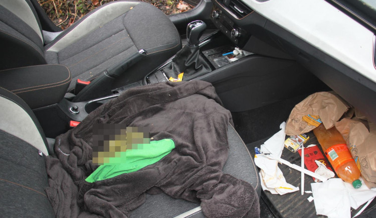 Týdenní řádění skončilo. Zatčený recidivista měl v autě mačetu, pistoli i sáčky s drogami