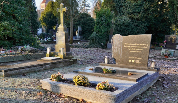 Zemřelí učí živé. V Olomouci vzniklo pietní místo dárců těl vědě a výuce