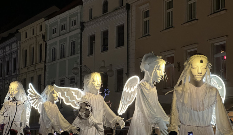 Na budějovickém náměstí opět přistál anděl, přinesl poselství o lásce a pochválil krásu města