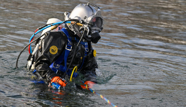VIDEO: Speciální cvičení s patnáctikilovou přilbou. Hasiči se potápěli v lomu