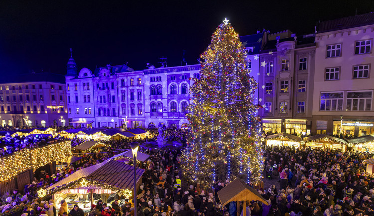 Vánoční trhy nejsou jen o punči. V Olomouci se představují i řemeslníci