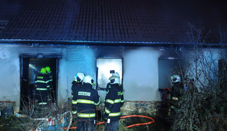 Požár domu uhasilo prasklé potrubí, druhý dům shořel z poloviny