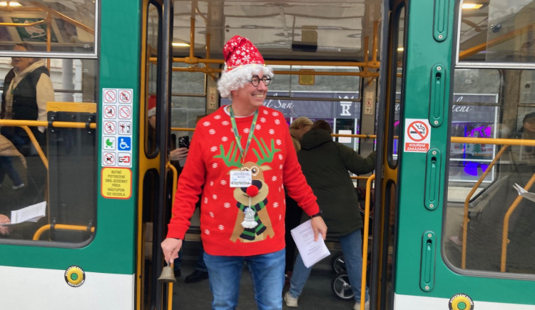 Z vánočně zdobené tramvaje se v Liberci nesl zpěv koled. Cestující svátečně naladila