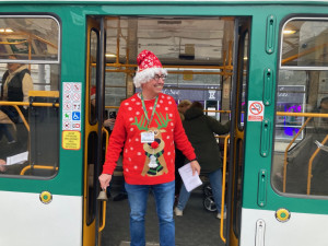 Z vánočně zdobené tramvaje se v Liberci nesl zpěv koled. Cestující svátečně naladila