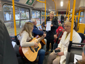Z vánočně zdobené tramvaje se v Liberci nesl zpěv koled. Cestující svátečně naladila