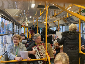 Z vánočně zdobené tramvaje se v Liberci nesl zpěv koled. Cestující svátečně naladila