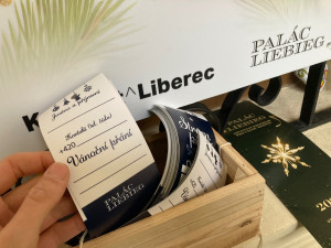 Vánoční strom přání Liberce už není na nádvoří radnice, ale Paláce Liebieg
