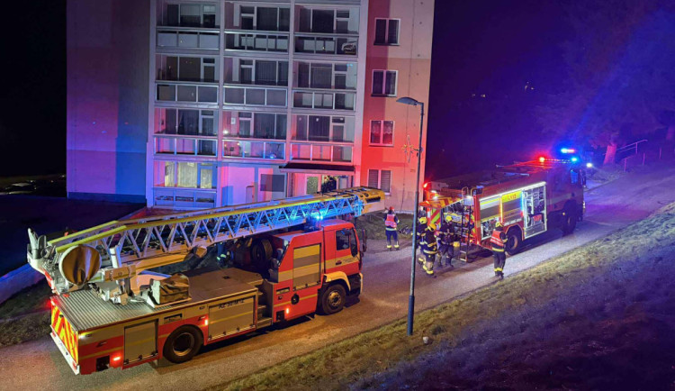 Tragický požár bytu v paneláku v Tanvaldu. Zemřel v něm muž, 30 lidí bylo evakuováno